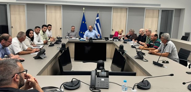 Kατεδαφίζονται σεισμόπληκτα κτίρια στην επαρχία Τυρνάβου